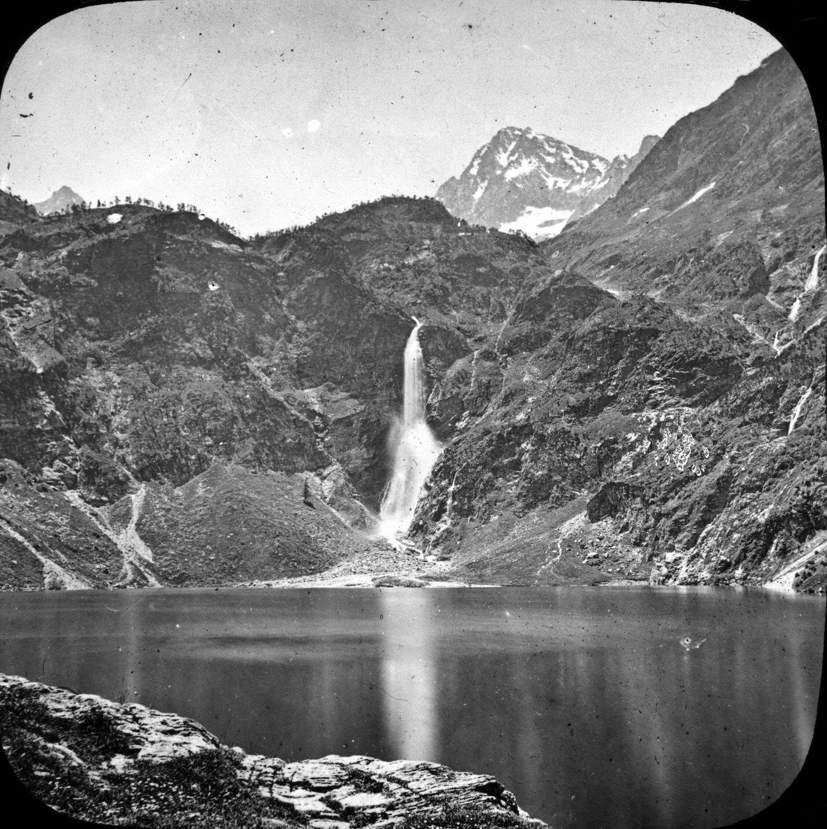 Lac d'Oô, llac de muntanya amb cascada
